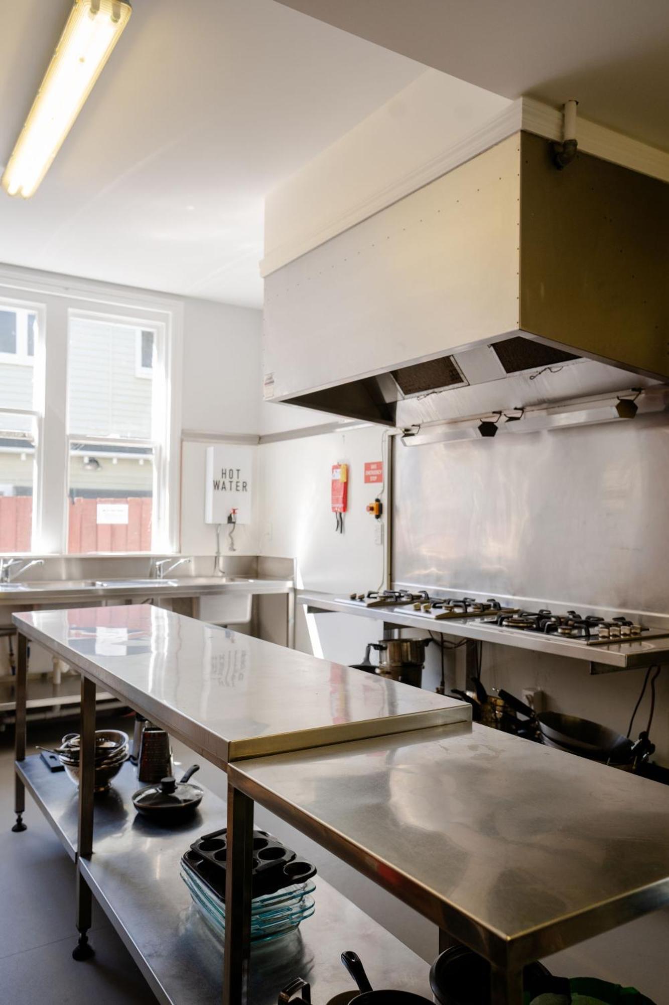Haka House Крайстчърч Екстериор снимка A commercial kitchen