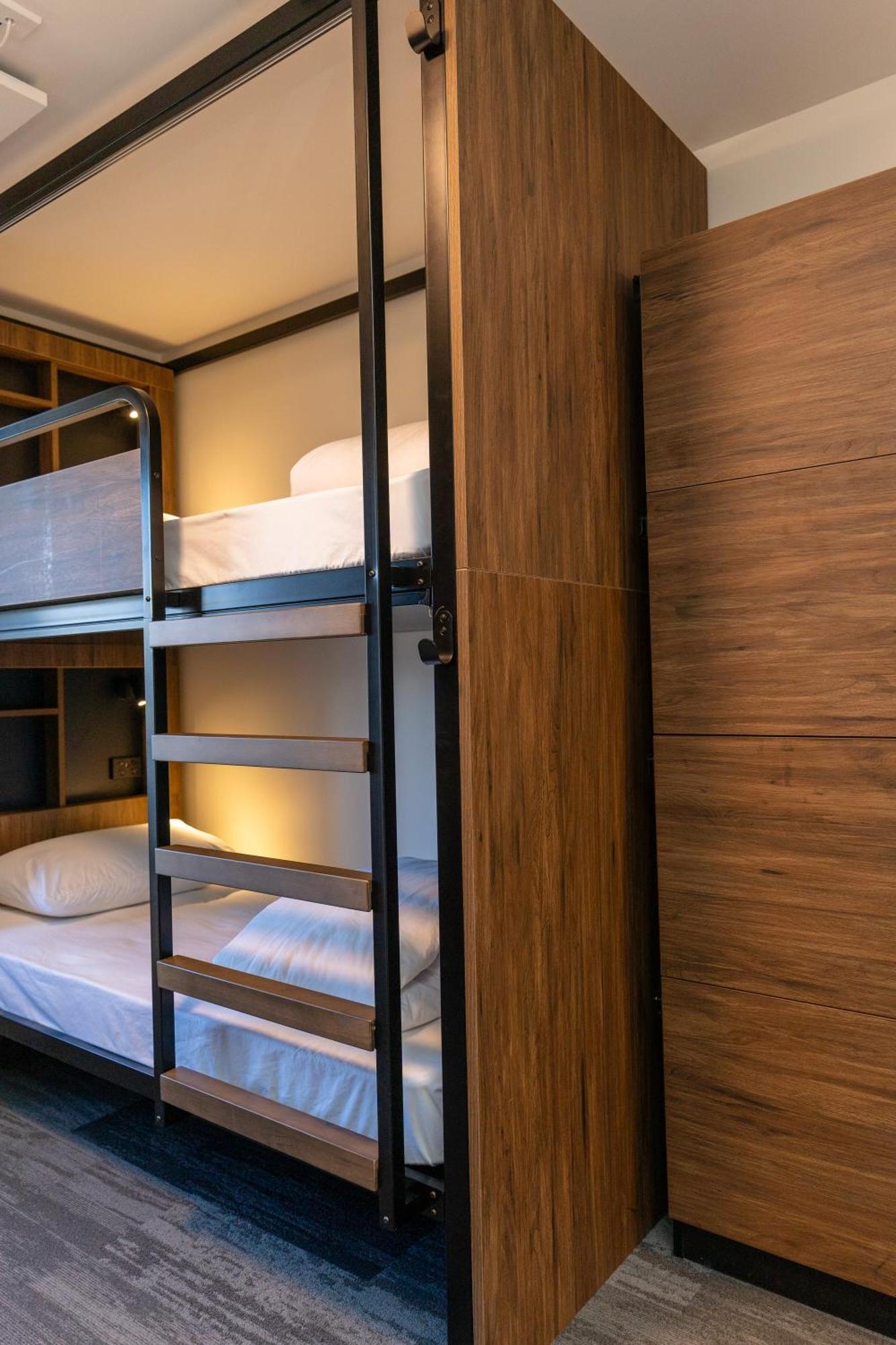Haka House Крайстчърч Екстериор снимка A bunk bed in a capsule hotel