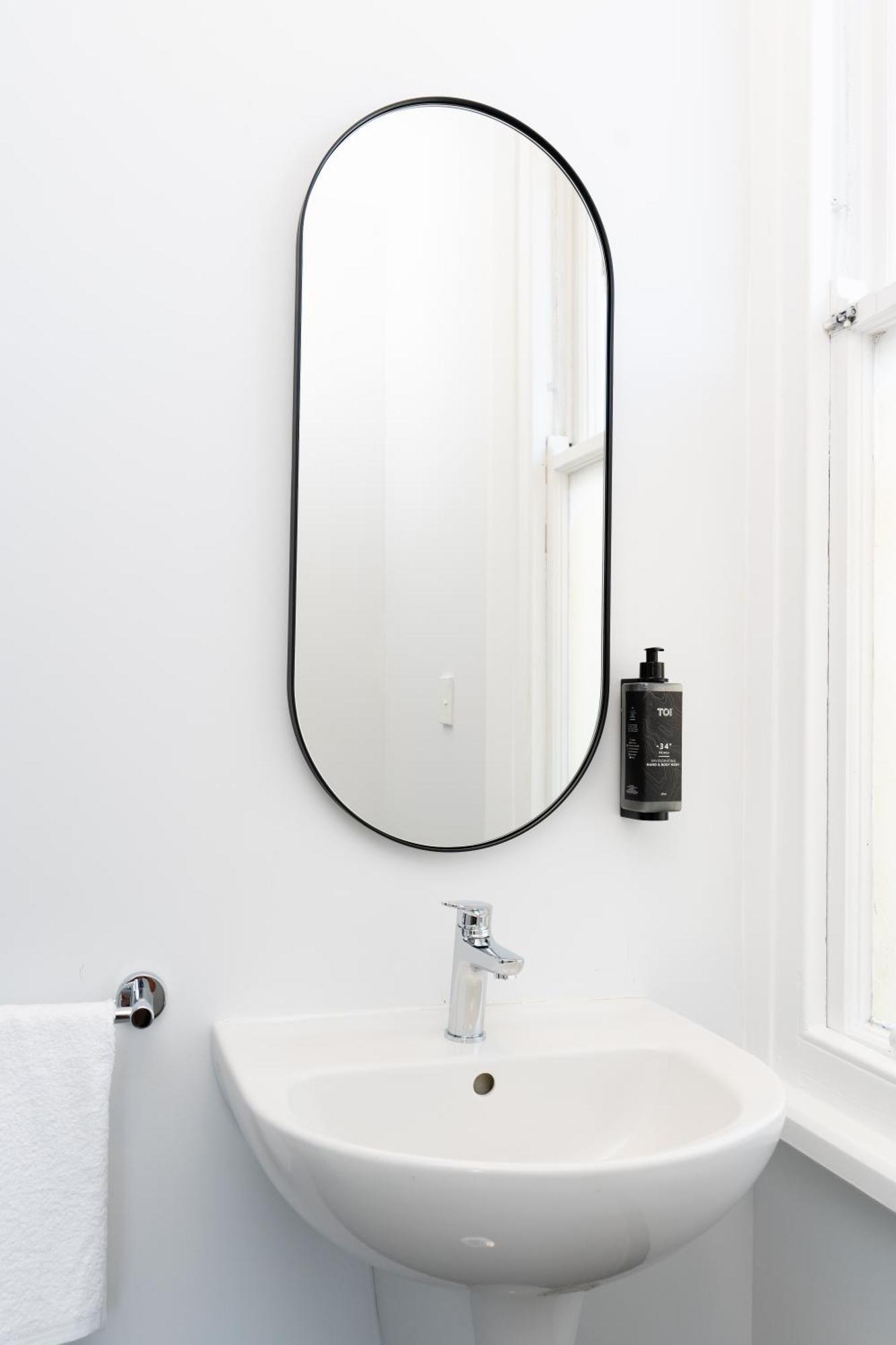 Haka House Крайстчърч Екстериор снимка A bathroom mirror