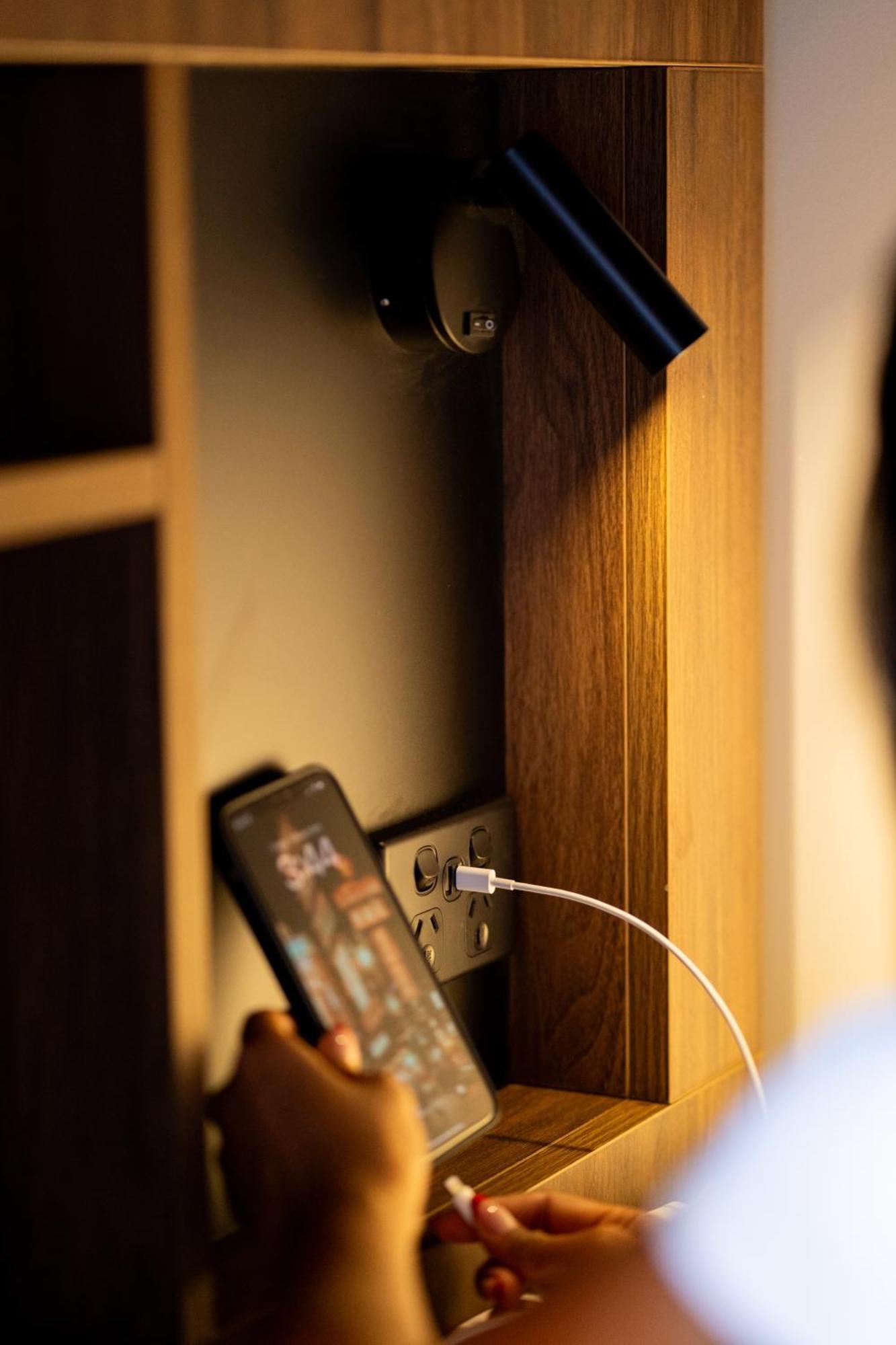 Haka House Крайстчърч Екстериор снимка A phone plugged into a power socket