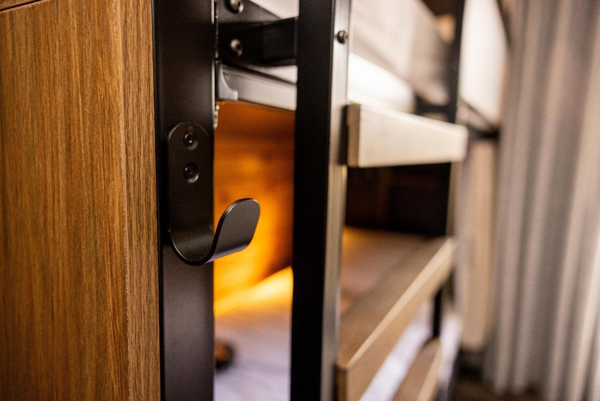 Haka House Крайстчърч Екстериор снимка A door lock