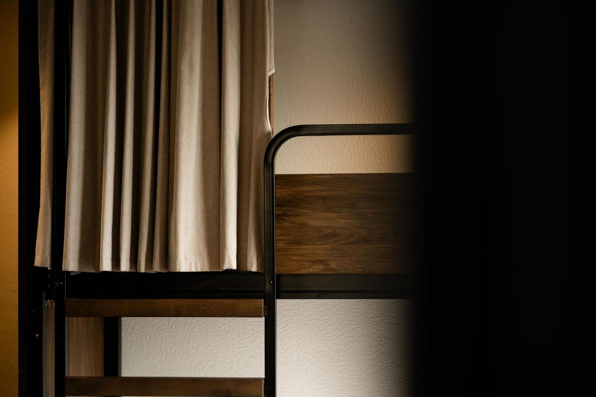 Haka House Крайстчърч Екстериор снимка A curtain in a capsule hotel