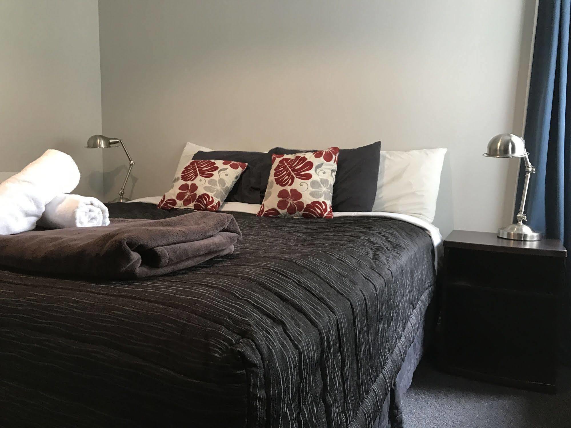 Haka House Крайстчърч Екстериор снимка A bedroom at the hotel