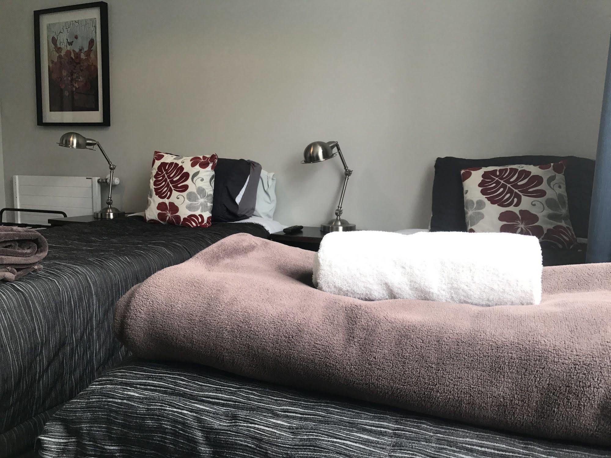 Haka House Крайстчърч Екстериор снимка A massage table